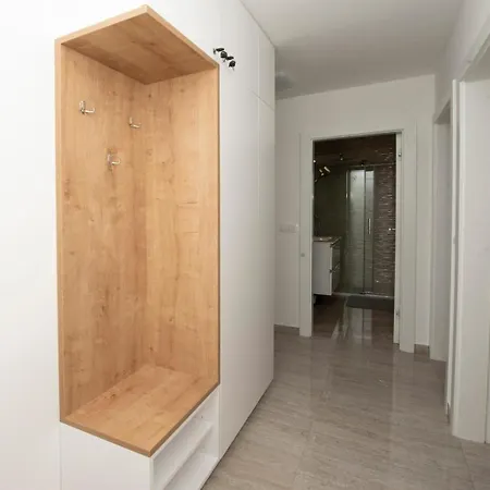 Apartment With Parking Space - 24060 Trogir